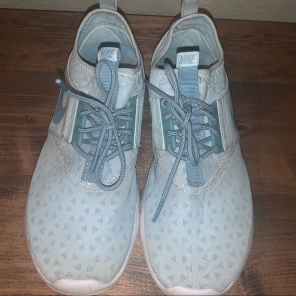 Light blue Nike running shoes - Picture 2 of 4